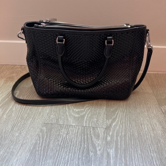 Rare Tory Burch Woven Robinson Tote - Picture 3 of 6